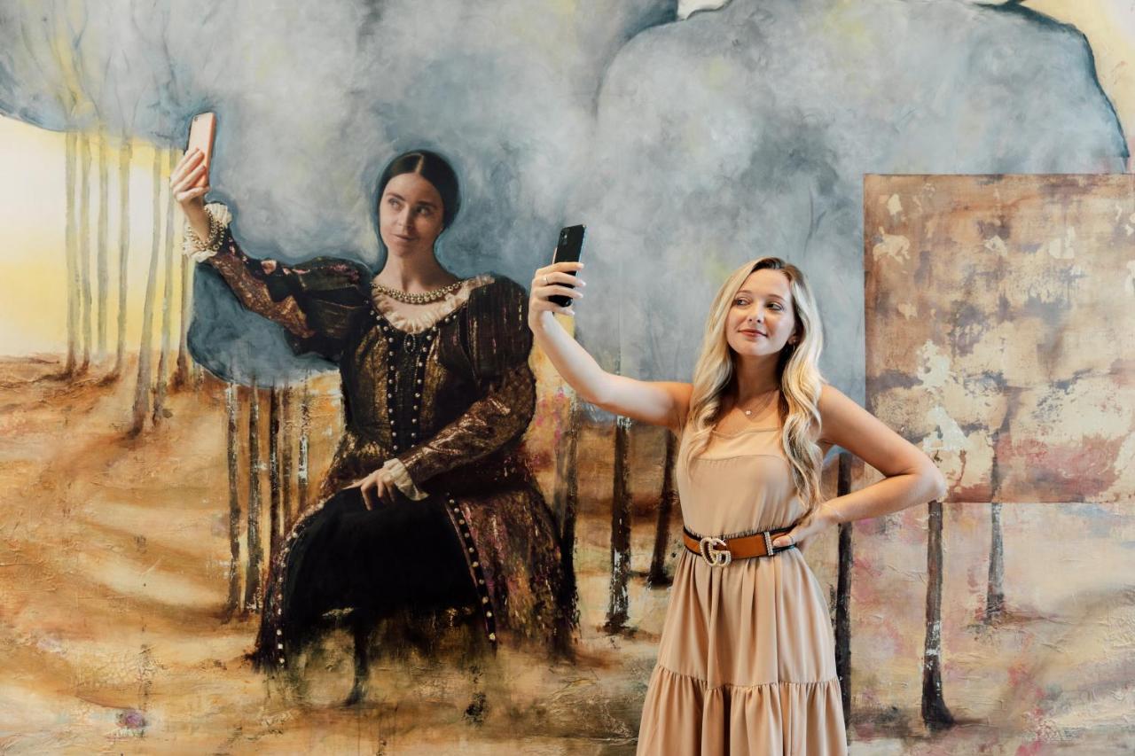 Ette Luxury Hotel & Spa Four Corners Exterior foto Self-portrait with a model