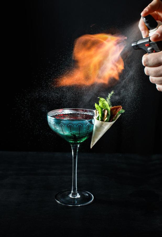 Ette Luxury Hotel & Spa Four Corners Exterior foto A cocktail being flambéed